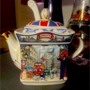 Sadler Vintage souvenir London teapot
